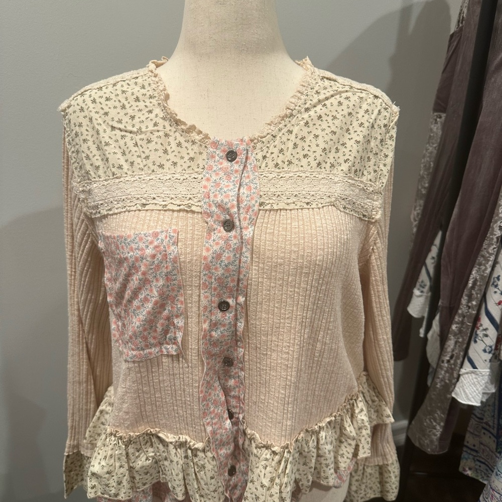 POL Button Floral Ruffle Blouse - Picture 2 of 7